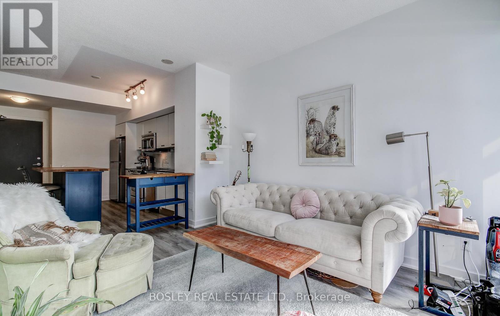 608 - 33 Charles Street E, Toronto, ON - Indoor Photo Showing Living Room