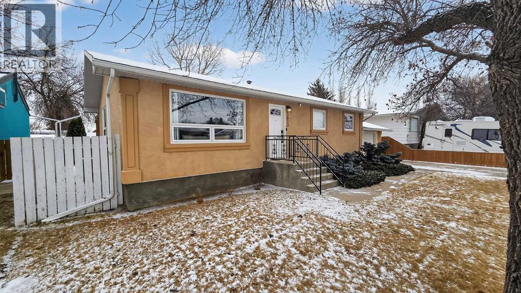 5813 50 Street, Taber, AB - Outdoor