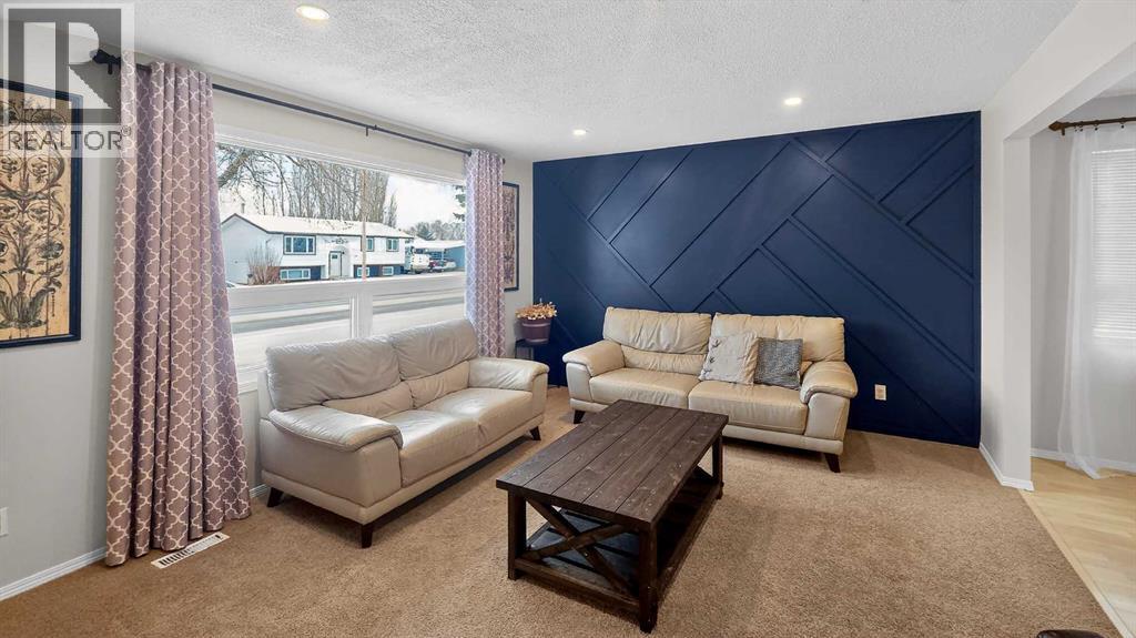 5813 50 Street, Taber, AB - Indoor Photo Showing Living Room