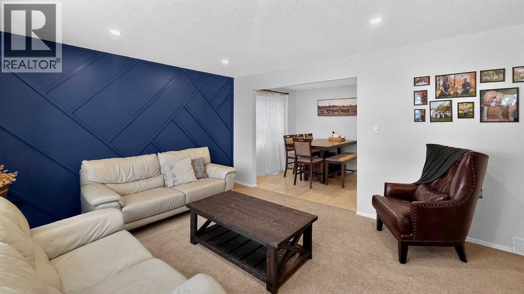 5813 50 Street, Taber, AB - Indoor Photo Showing Living Room