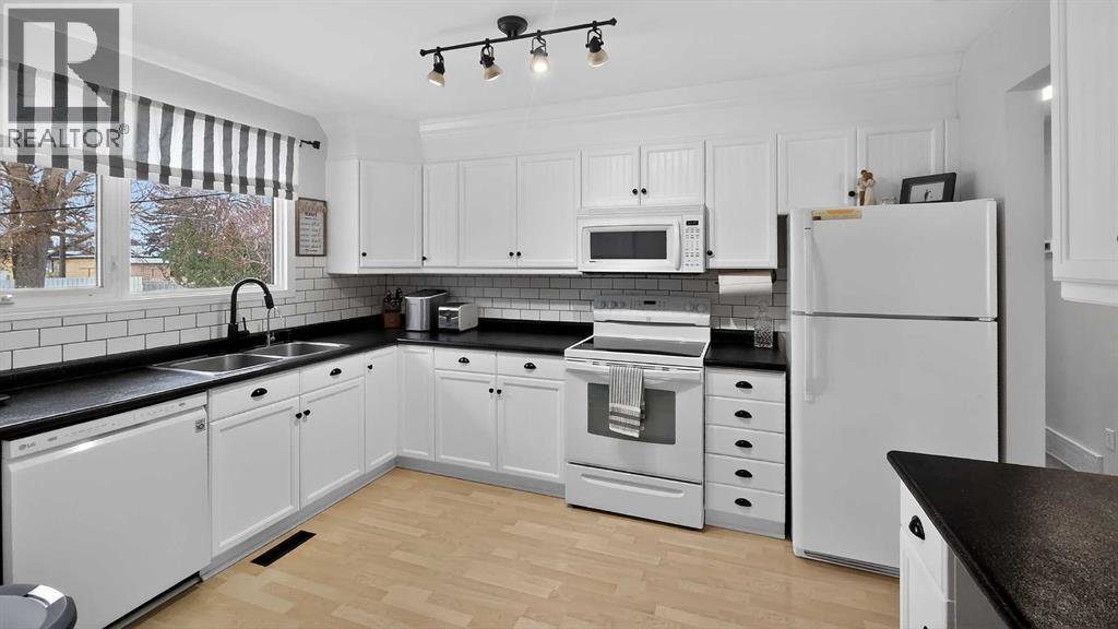 5813 50 Street, Taber, AB - Indoor Photo Showing Kitchen With Double Sink