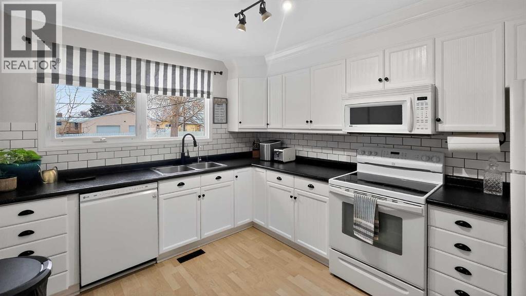 5813 50 Street, Taber, AB - Indoor Photo Showing Kitchen With Double Sink
