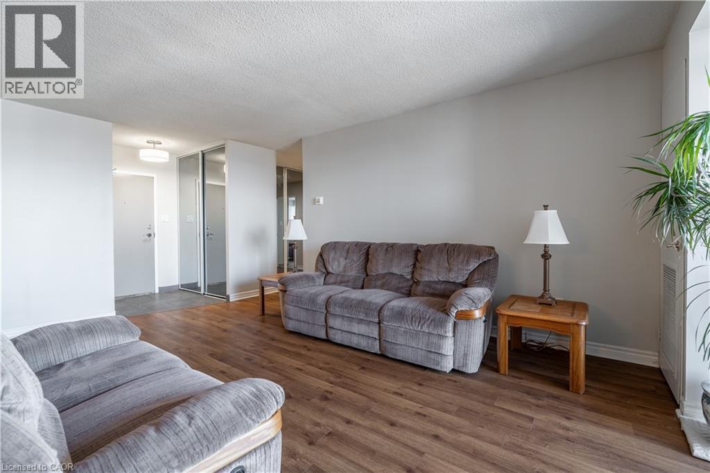500 Green Road Unit# 1218, Stoney Creek, ON - Indoor Photo Showing Living Room
