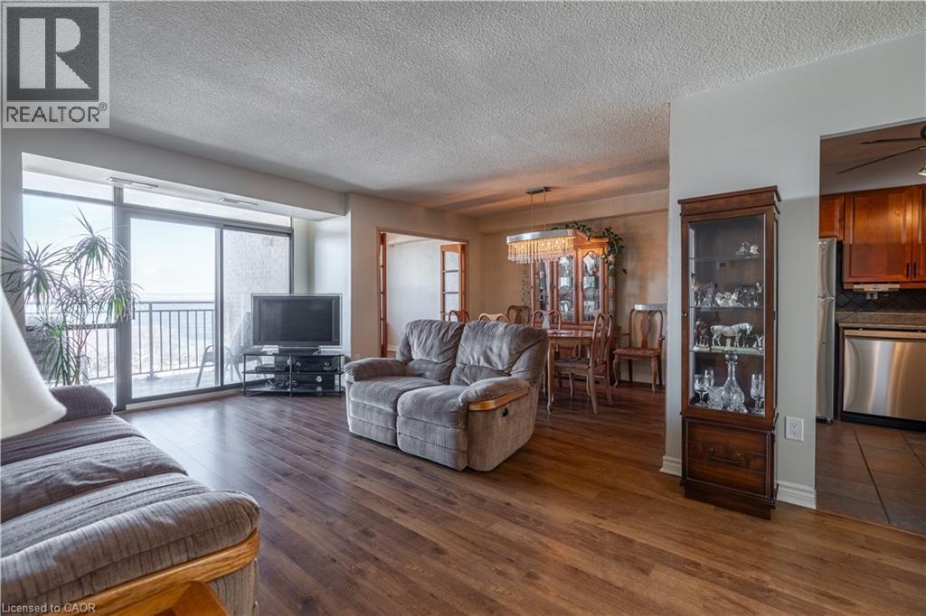 500 Green Road Unit# 1218, Stoney Creek, ON - Indoor Photo Showing Living Room