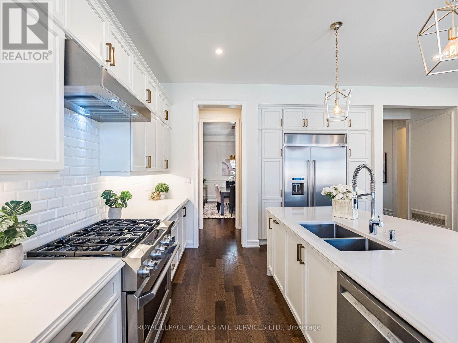 23 Grace Lake Court, Vaughan, ON - Indoor Photo Showing Kitchen With Double Sink With Upgraded Kitchen