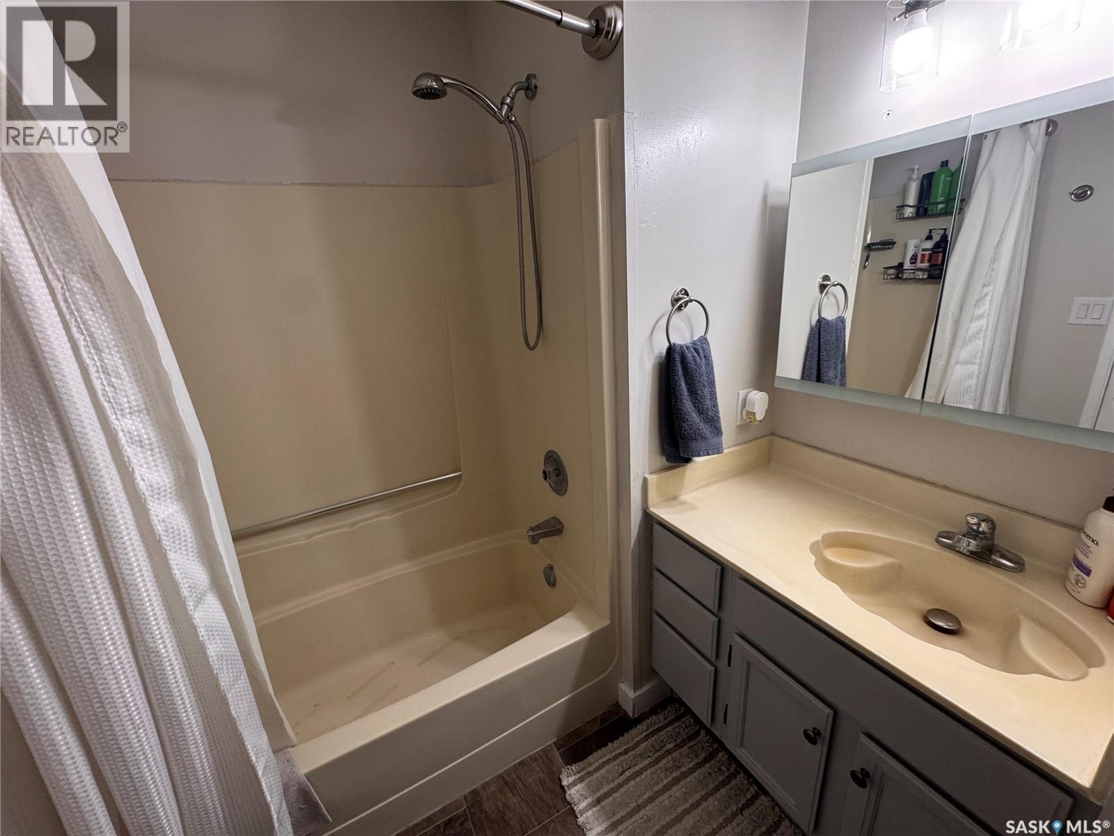 415 3Rd Avenue W, Biggar, SK - Indoor Photo Showing Bathroom