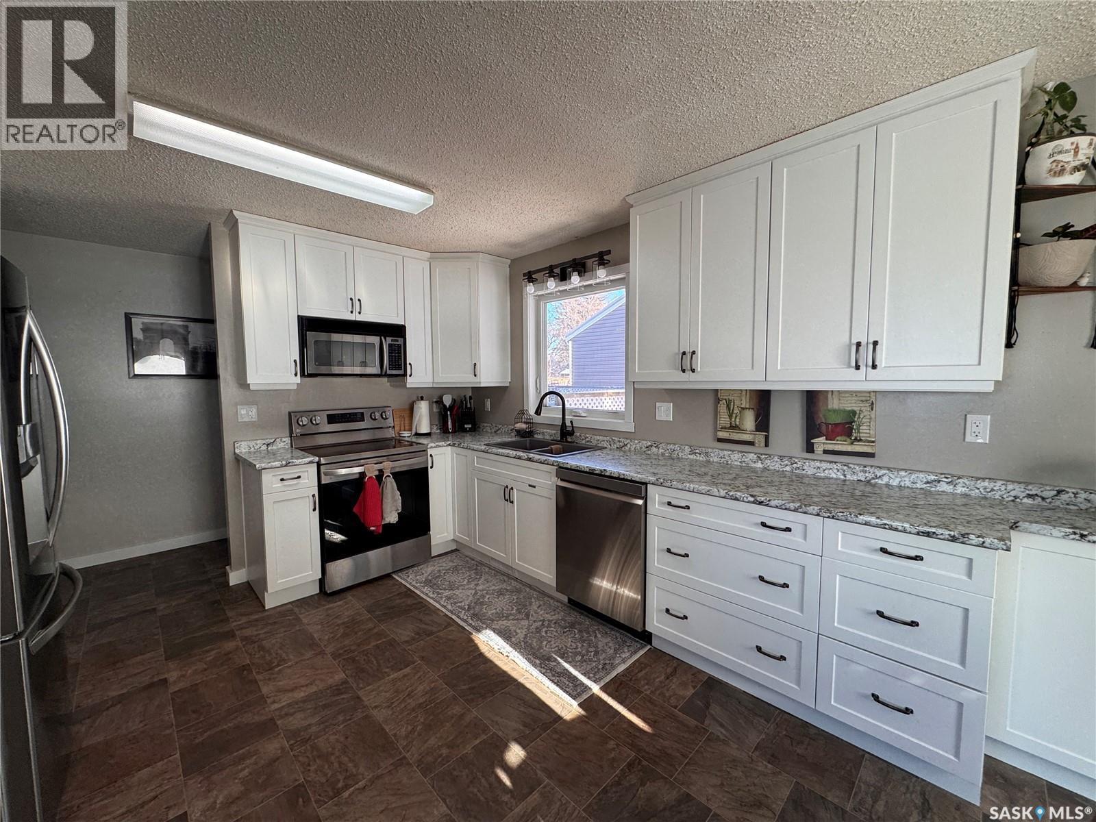 415 3Rd Avenue W, Biggar, SK - Indoor Photo Showing Kitchen