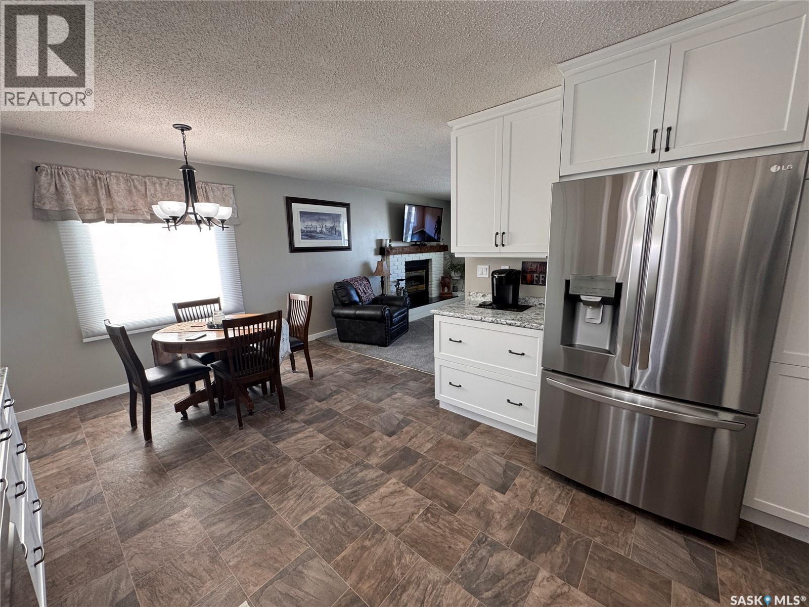 415 3Rd Avenue W, Biggar, SK - Indoor