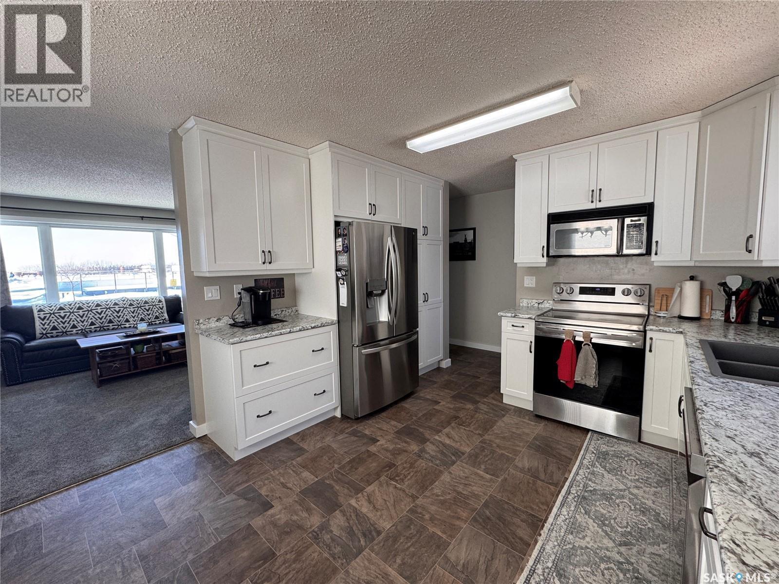 415 3Rd Avenue W, Biggar, SK - Indoor Photo Showing Kitchen With Double Sink