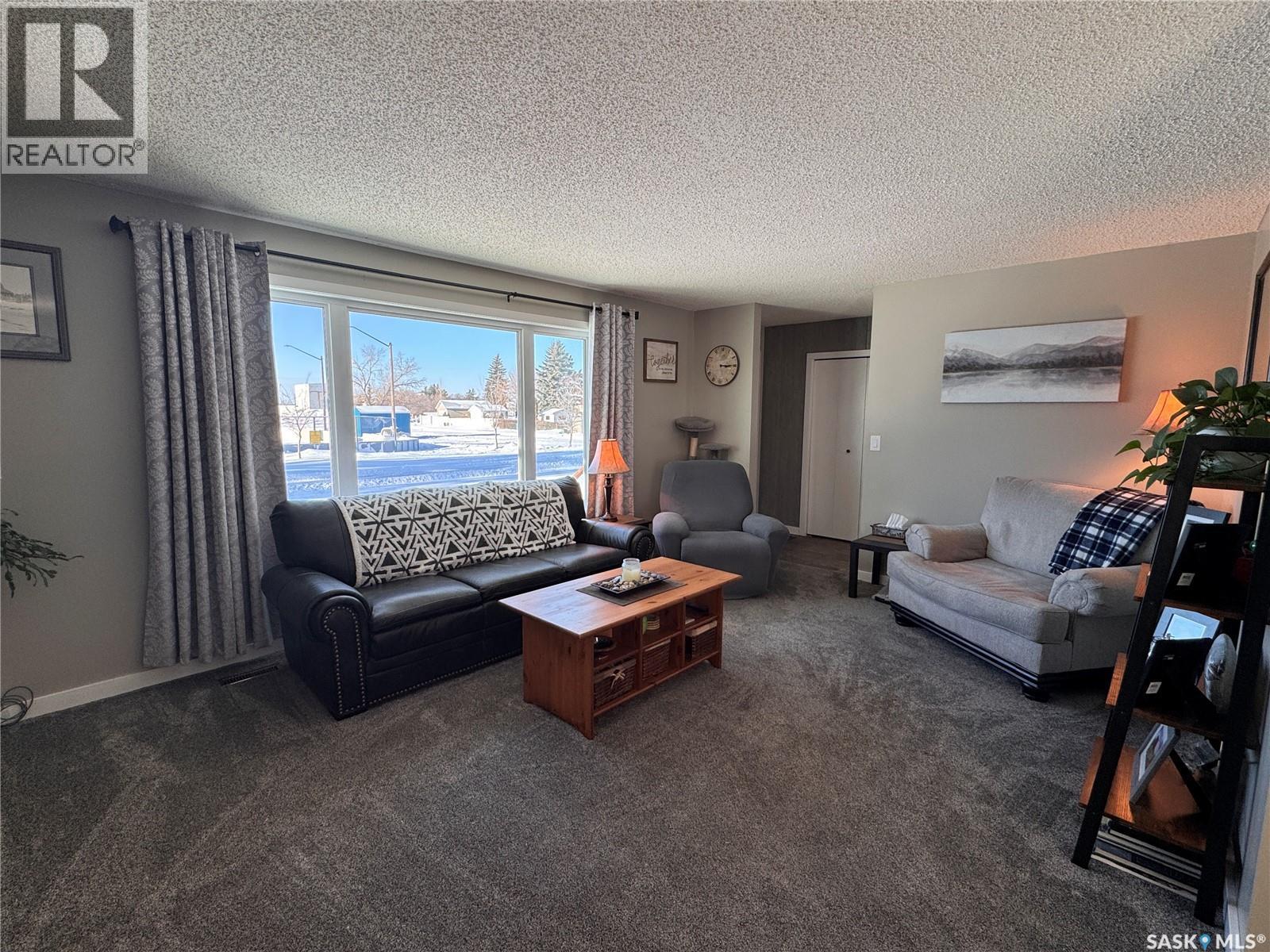 415 3Rd Avenue W, Biggar, SK - Indoor Photo Showing Living Room