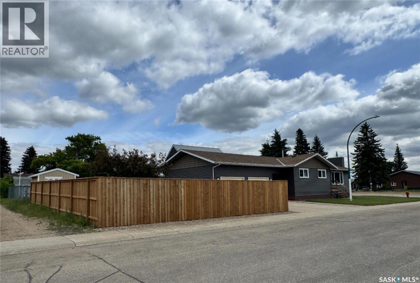 415 3Rd Avenue W, Biggar, SK - Outdoor