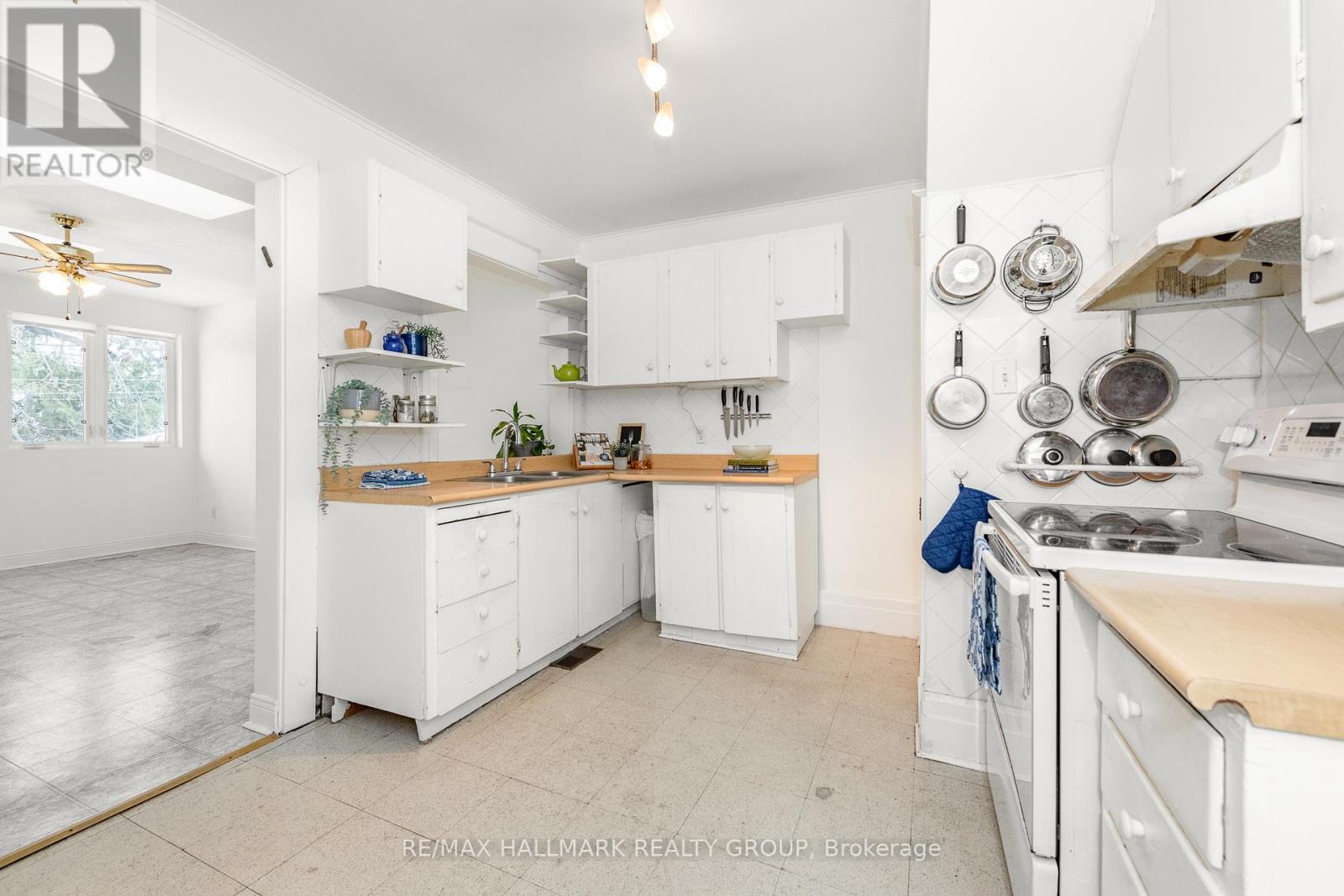 Kitchen - 55 Smirle Avenue, Ottawa, ON - Indoor Photo Showing Kitchen