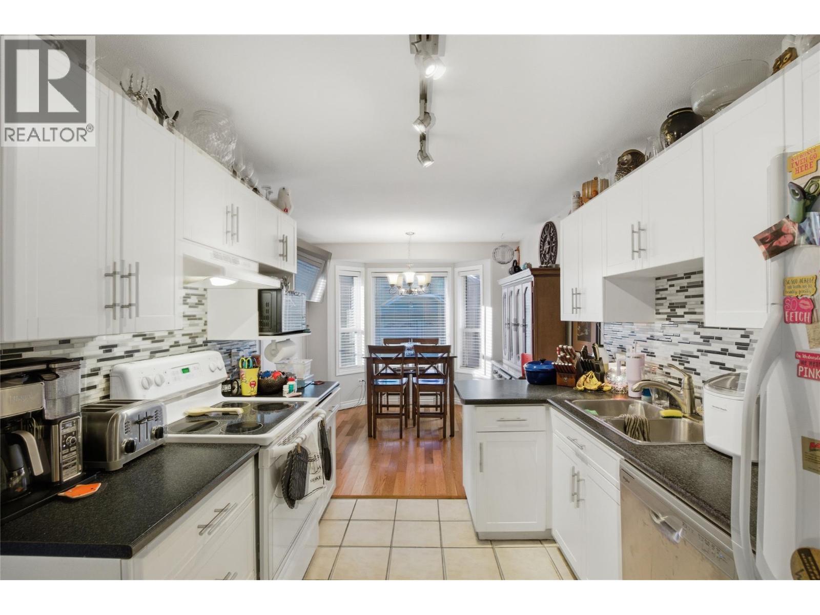 1750 Mckinley Court Unit# 12, Kamloops, BC - Indoor Photo Showing Kitchen With Double Sink
