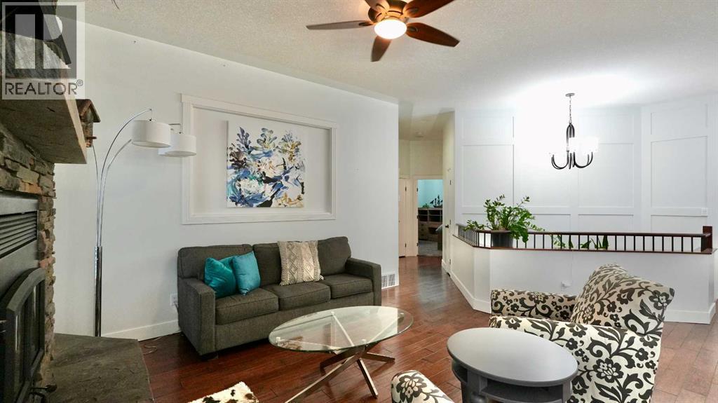 8245 102 Avenue, Peace River, AB - Indoor Photo Showing Living Room