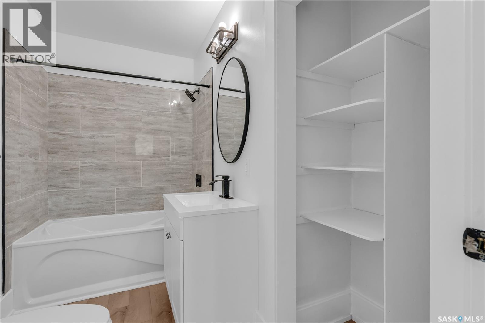 120 O Avenue S, Saskatoon, SK - Indoor Photo Showing Bathroom