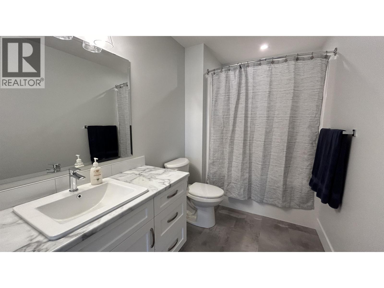 14 105 Forest Ridge Road, 100 Mile House, BC - Indoor Photo Showing Bathroom