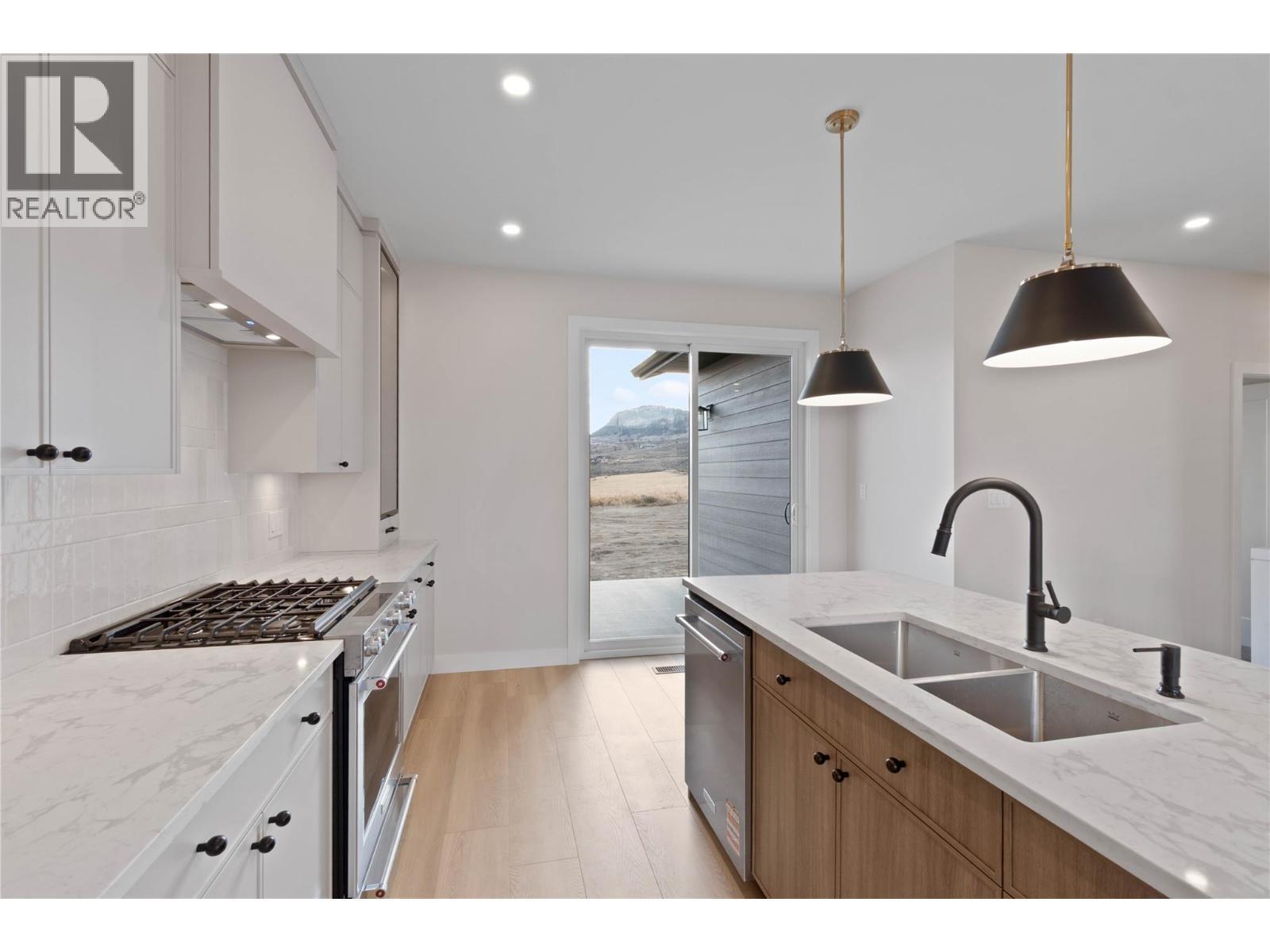 38 Rue Cheval Noir Unit# 113, Kamloops, BC - Indoor Photo Showing Kitchen With Double Sink With Upgraded Kitchen