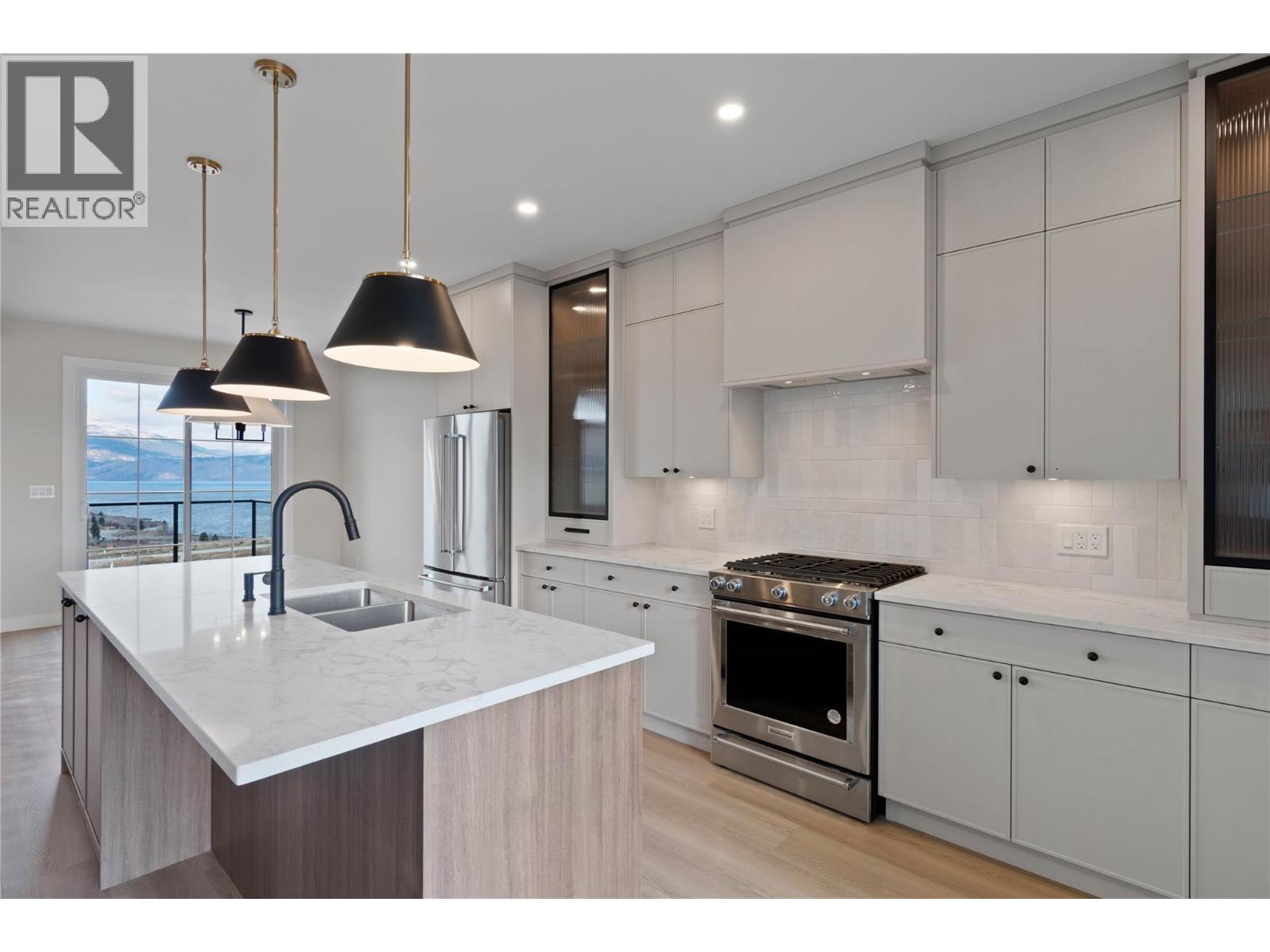 38 Rue Cheval Noir Unit# 113, Kamloops, BC - Indoor Photo Showing Kitchen With Double Sink With Upgraded Kitchen