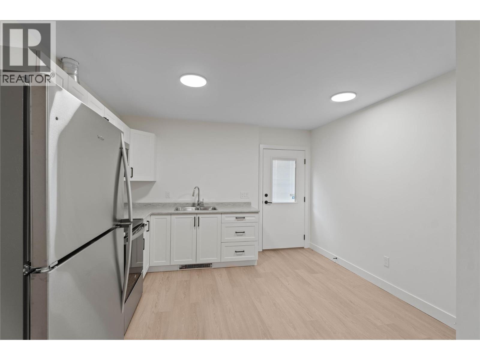 2264 Coldwater Drive, Kamloops, BC - Indoor Photo Showing Kitchen With Double Sink