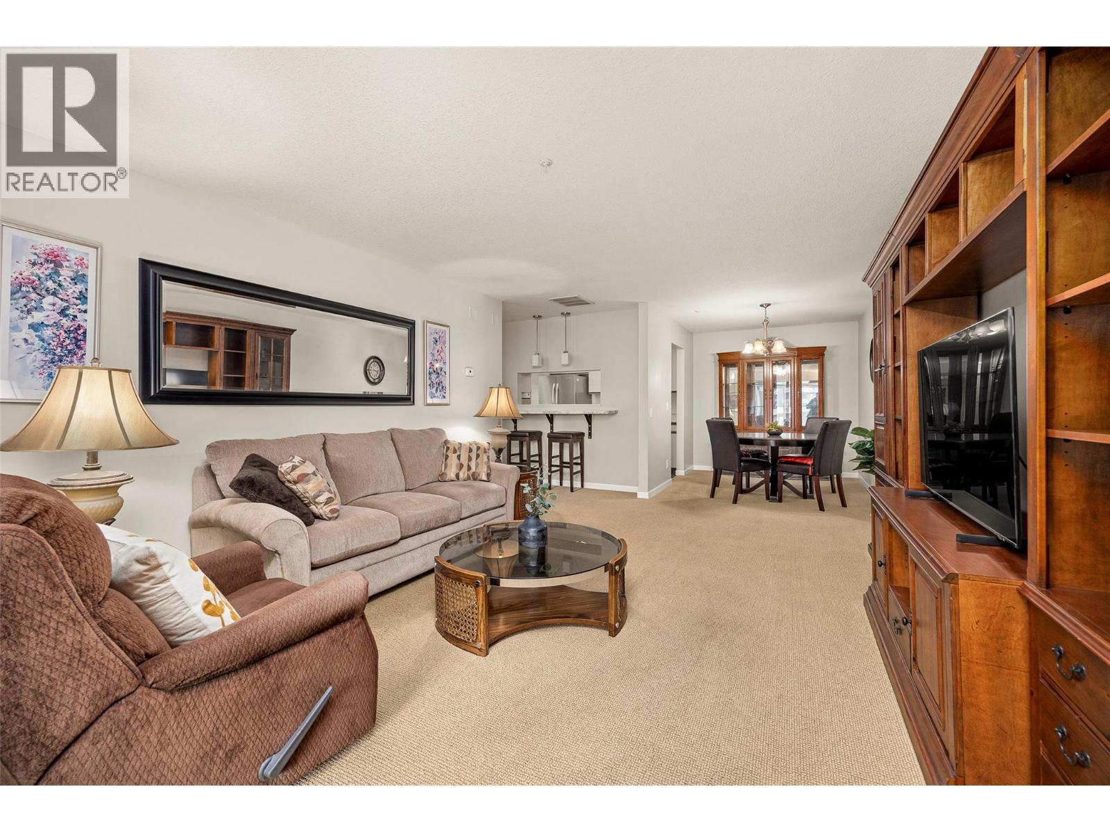 1045 Sutherland Avenue Unit# 350, Kelowna, BC - Indoor Photo Showing Living Room