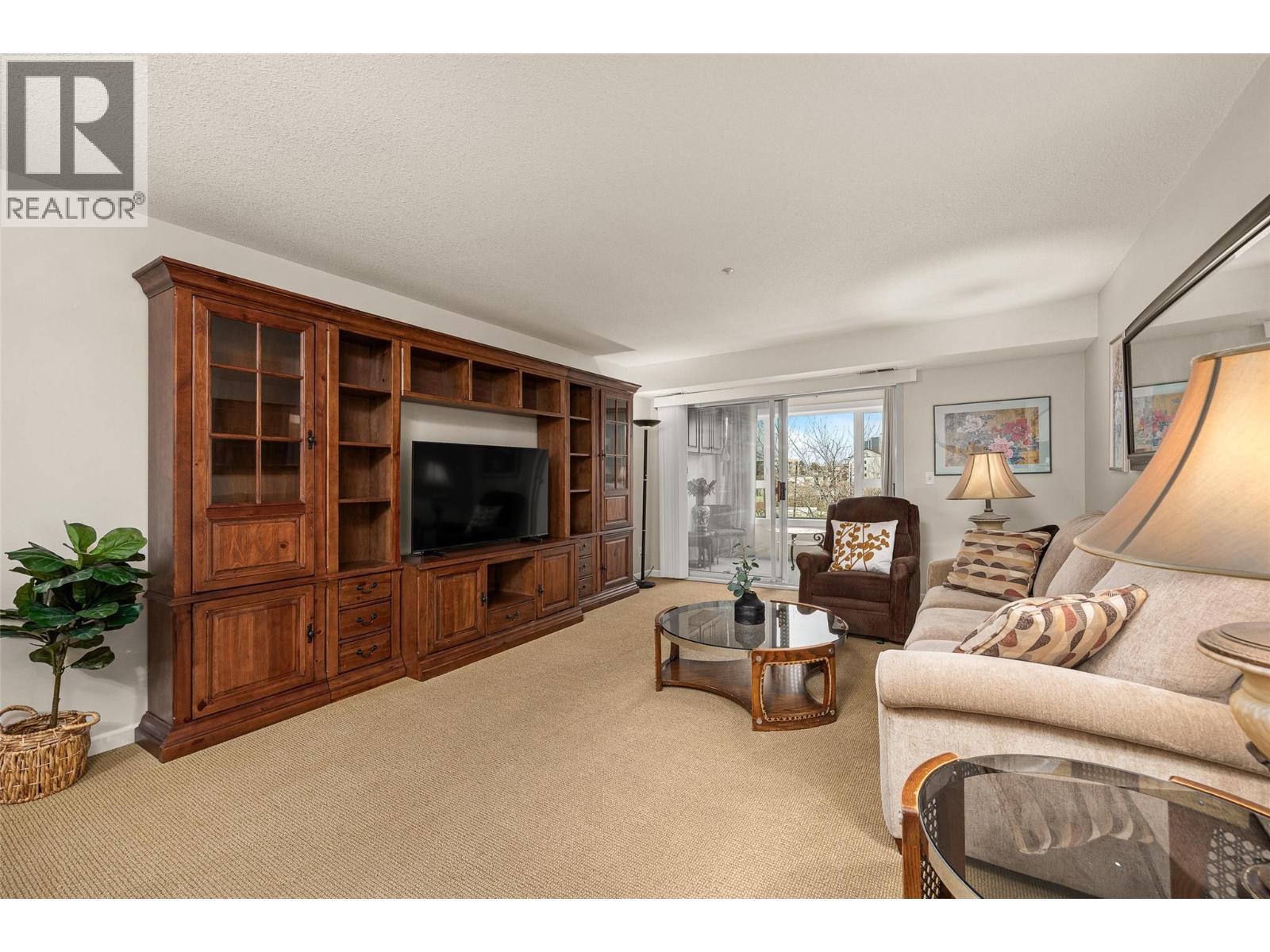 1045 Sutherland Avenue Unit# 350, Kelowna, BC - Indoor Photo Showing Living Room