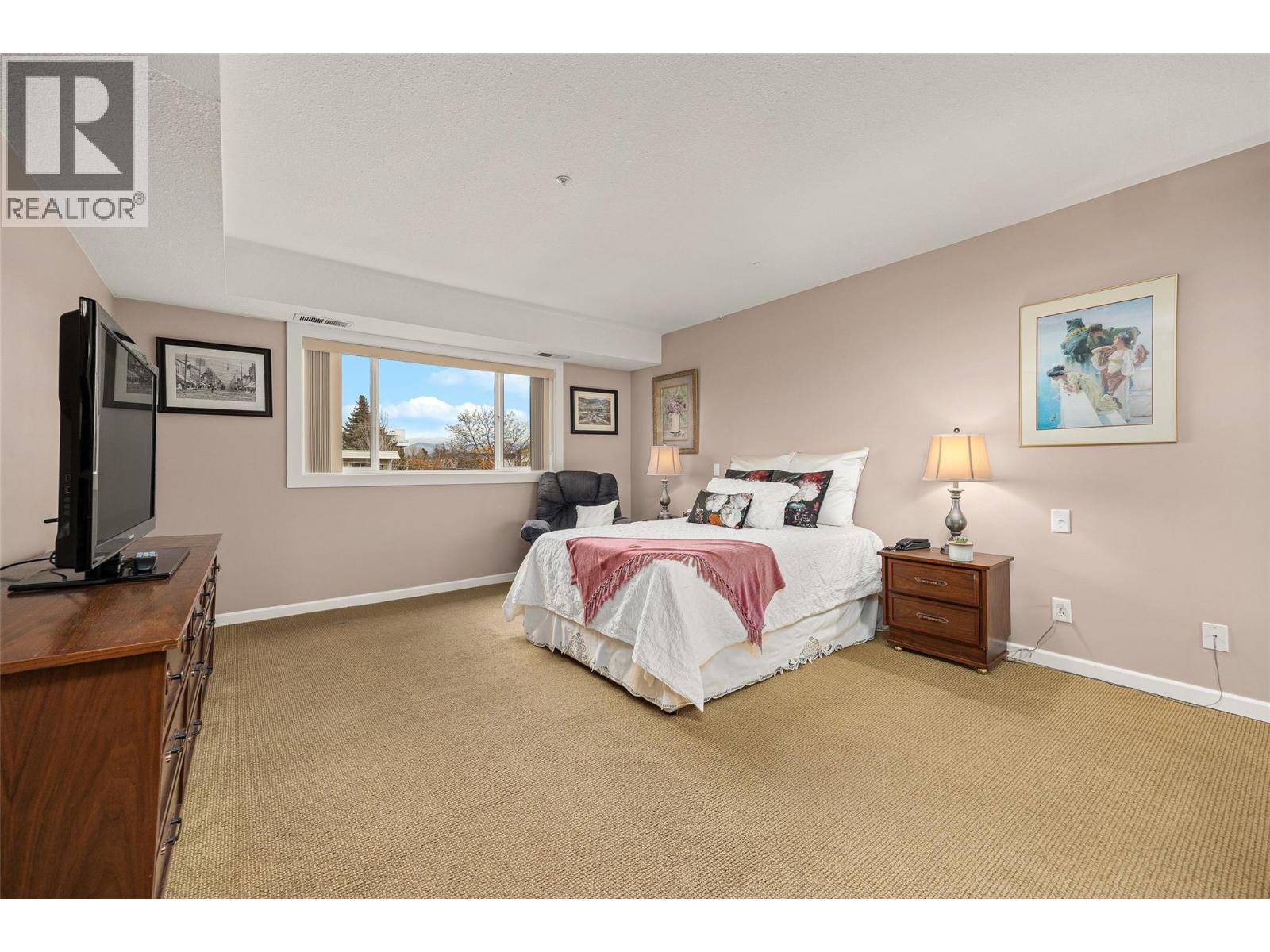 1045 Sutherland Avenue Unit# 350, Kelowna, BC - Indoor Photo Showing Bedroom