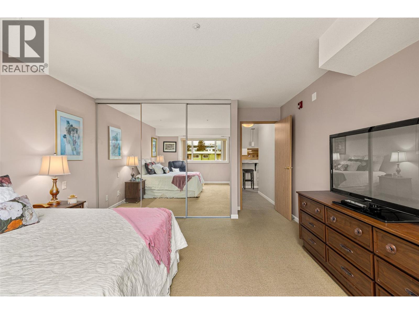 1045 Sutherland Avenue Unit# 350, Kelowna, BC - Indoor Photo Showing Bedroom