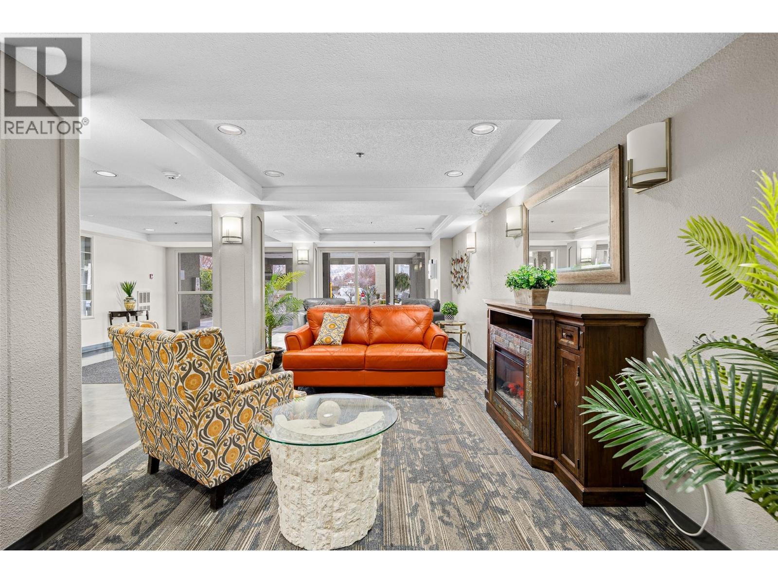 1045 Sutherland Avenue Unit# 350, Kelowna, BC - Indoor Photo Showing Living Room