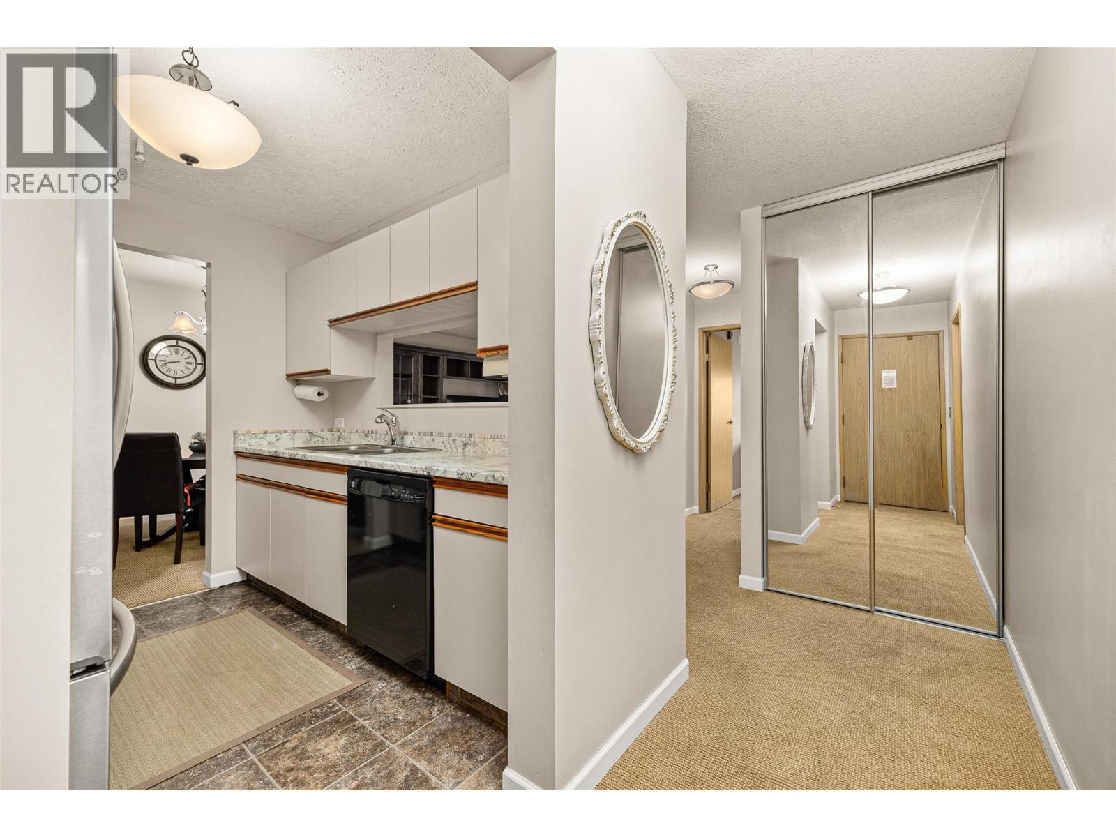 1045 Sutherland Avenue Unit# 350, Kelowna, BC - Indoor Photo Showing Kitchen