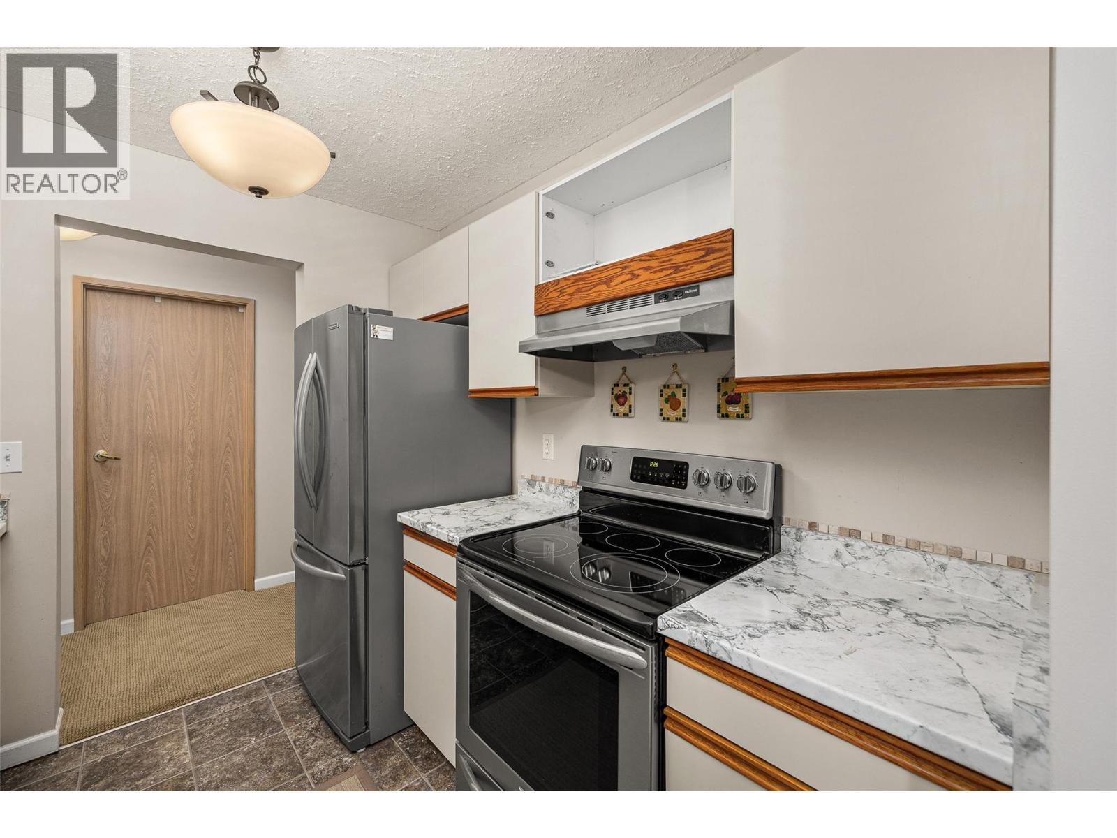 1045 Sutherland Avenue Unit# 350, Kelowna, BC - Indoor Photo Showing Kitchen