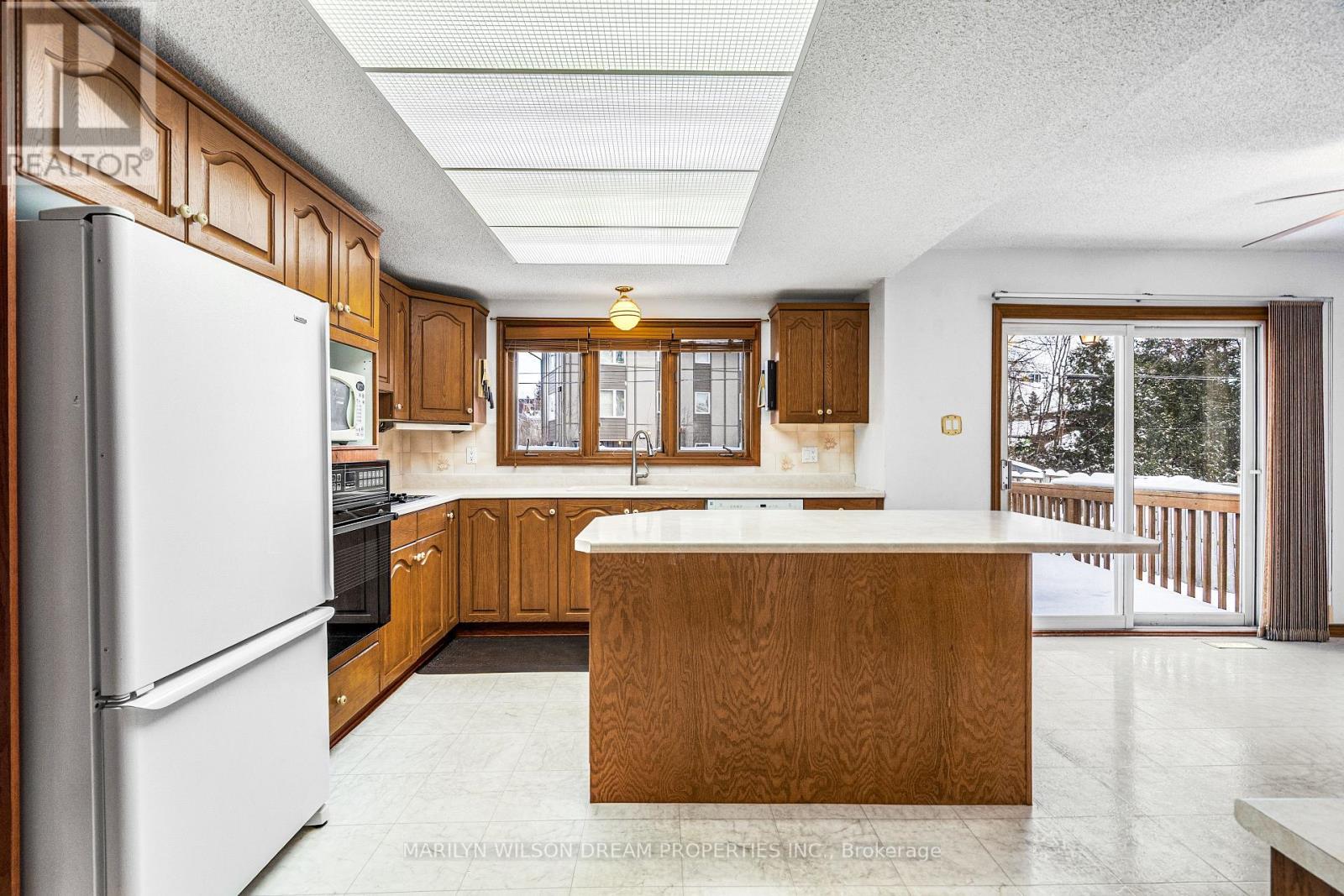 1605 Dixie Street, Ottawa, ON - Indoor Photo Showing Kitchen