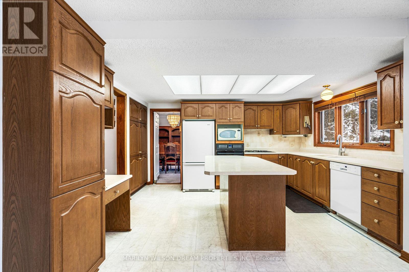 1605 Dixie Street, Ottawa, ON - Indoor Photo Showing Kitchen With Double Sink
