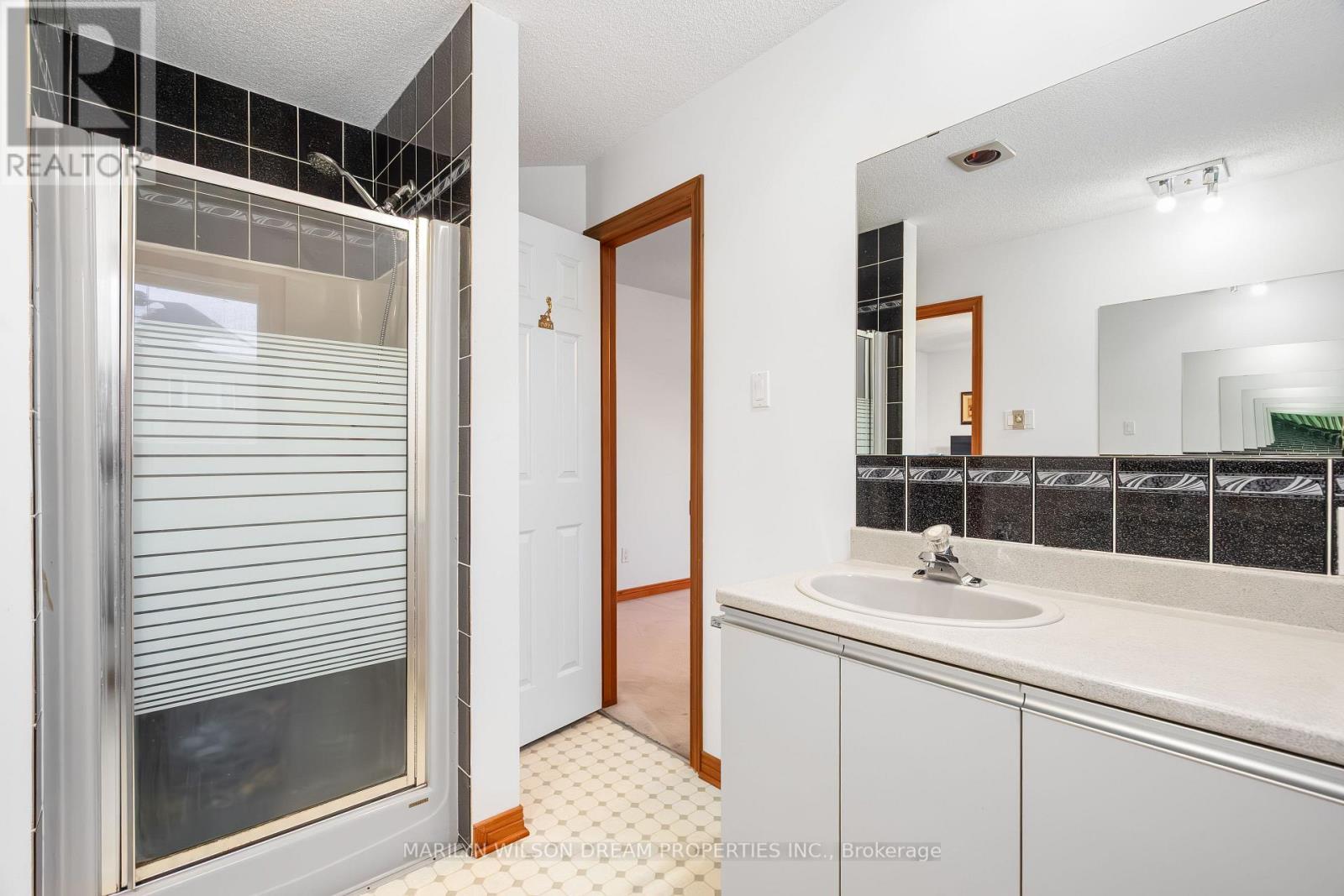 1605 Dixie Street, Ottawa, ON - Indoor Photo Showing Bathroom