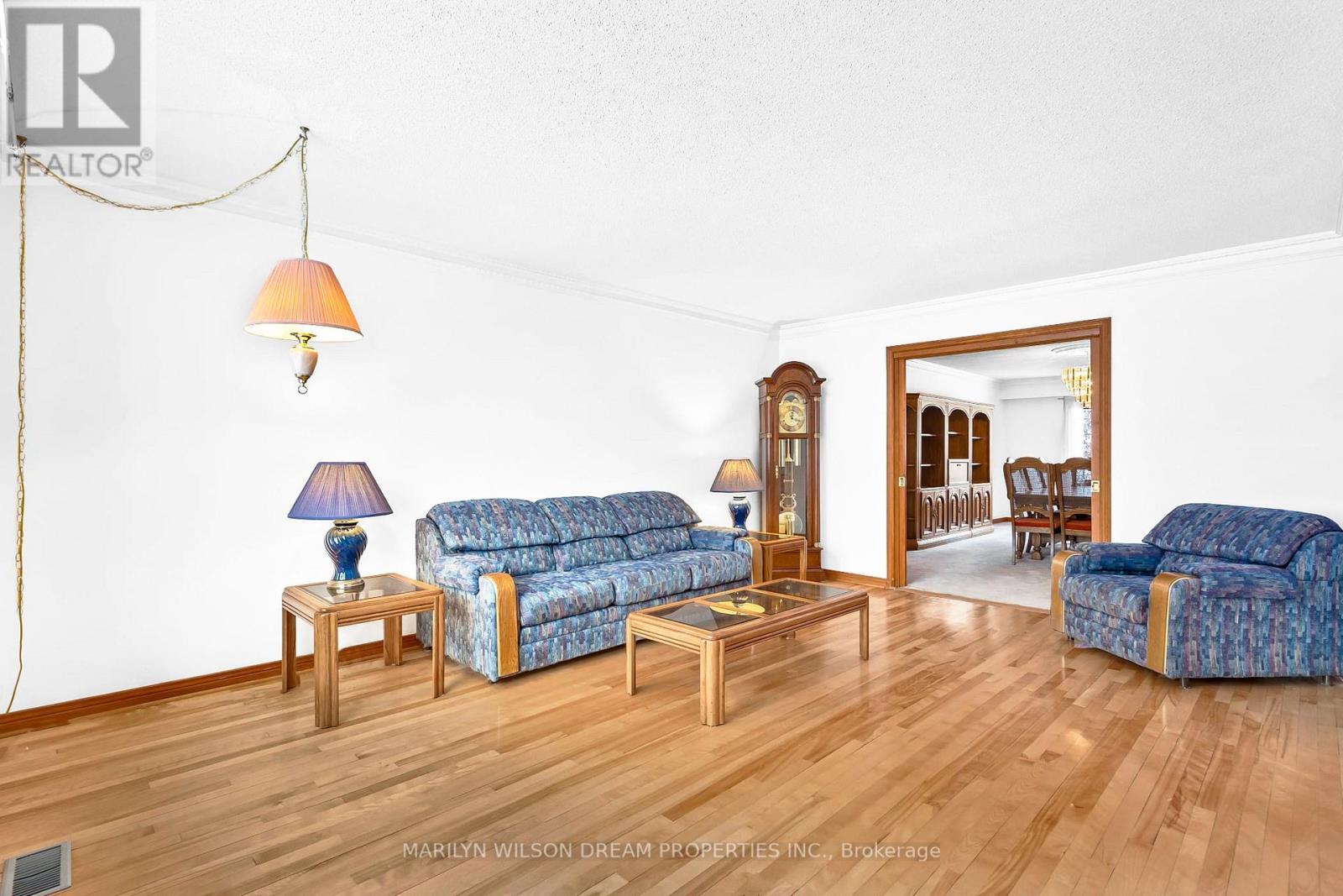 1605 Dixie Street, Ottawa, ON - Indoor Photo Showing Living Room