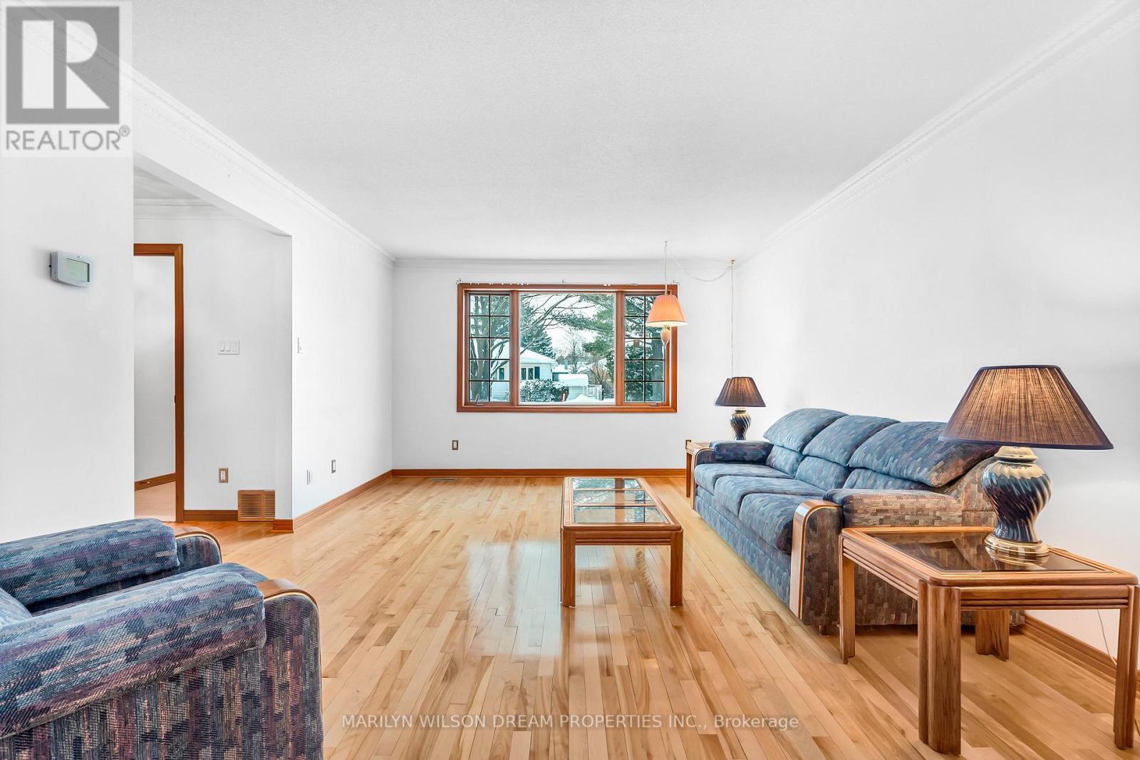1605 Dixie Street, Ottawa, ON - Indoor Photo Showing Living Room