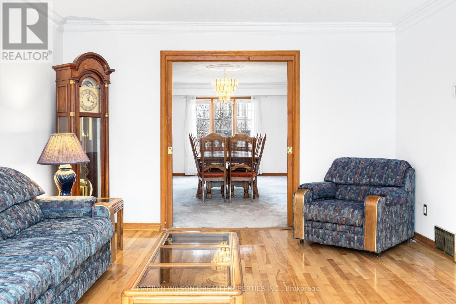 1605 Dixie Street, Ottawa, ON - Indoor Photo Showing Living Room