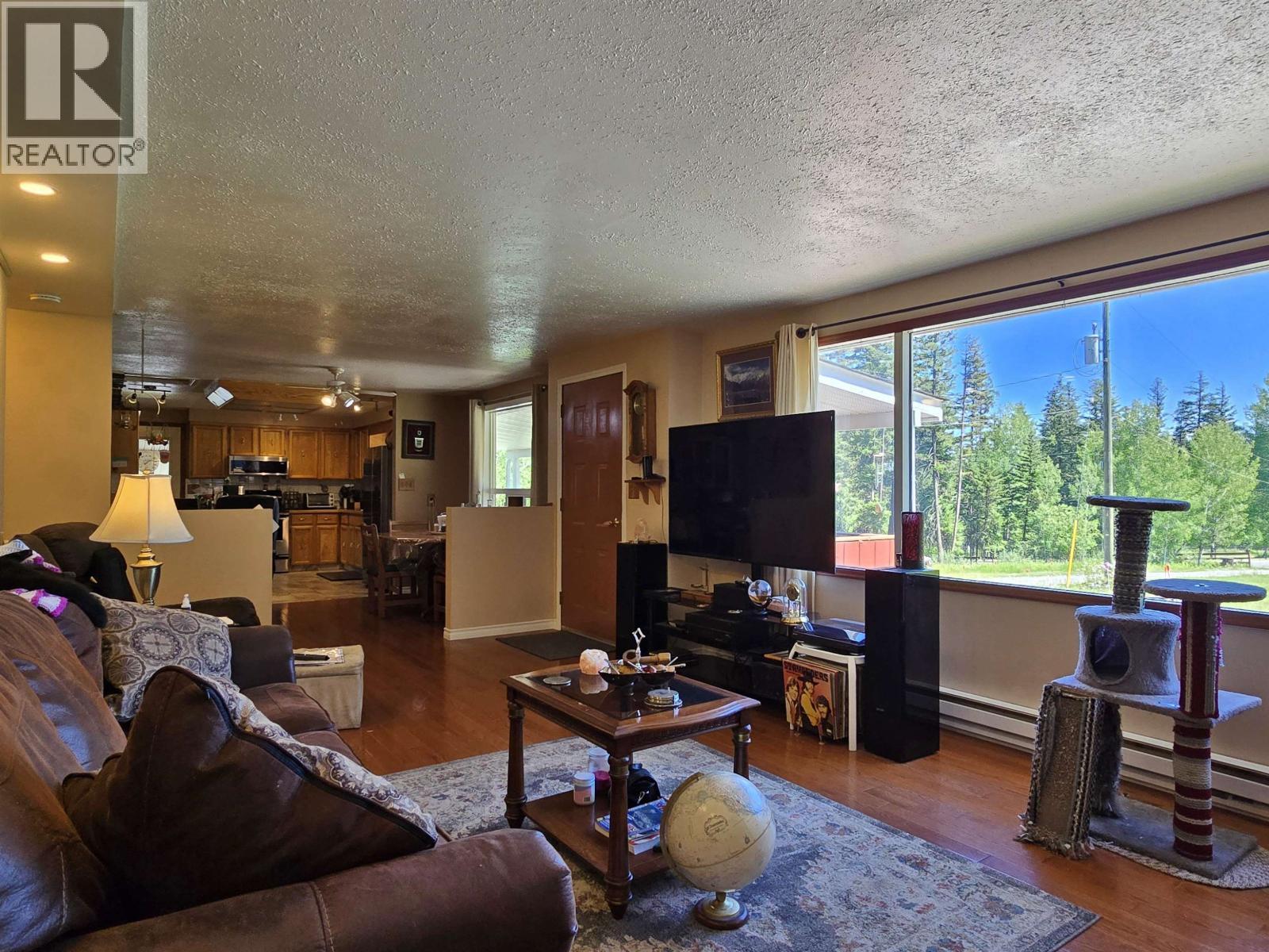 1414 Kallyn Road, Williams Lake, BC - Indoor Photo Showing Living Room