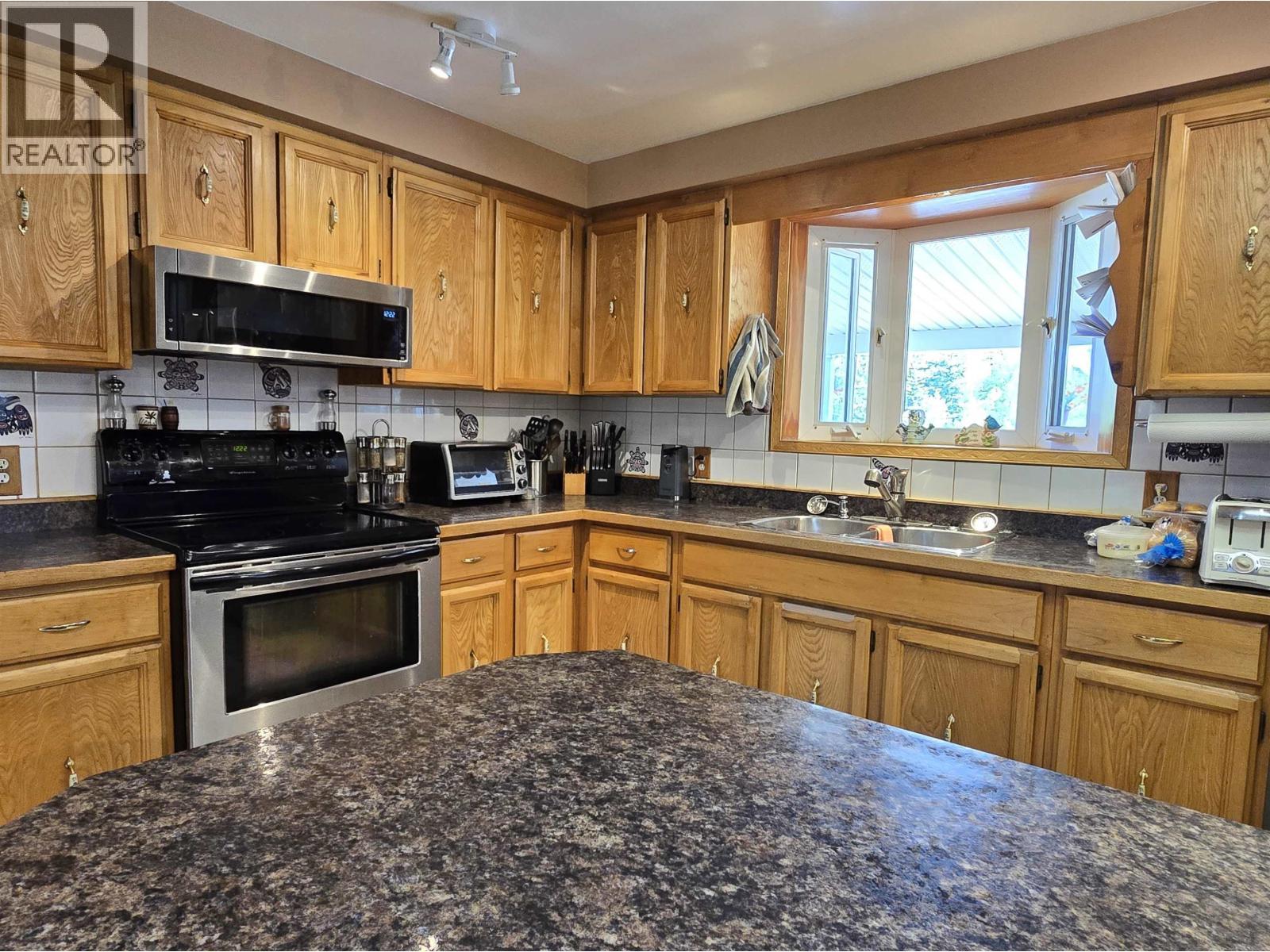 1414 Kallyn Road, Williams Lake, BC - Indoor Photo Showing Kitchen With Double Sink