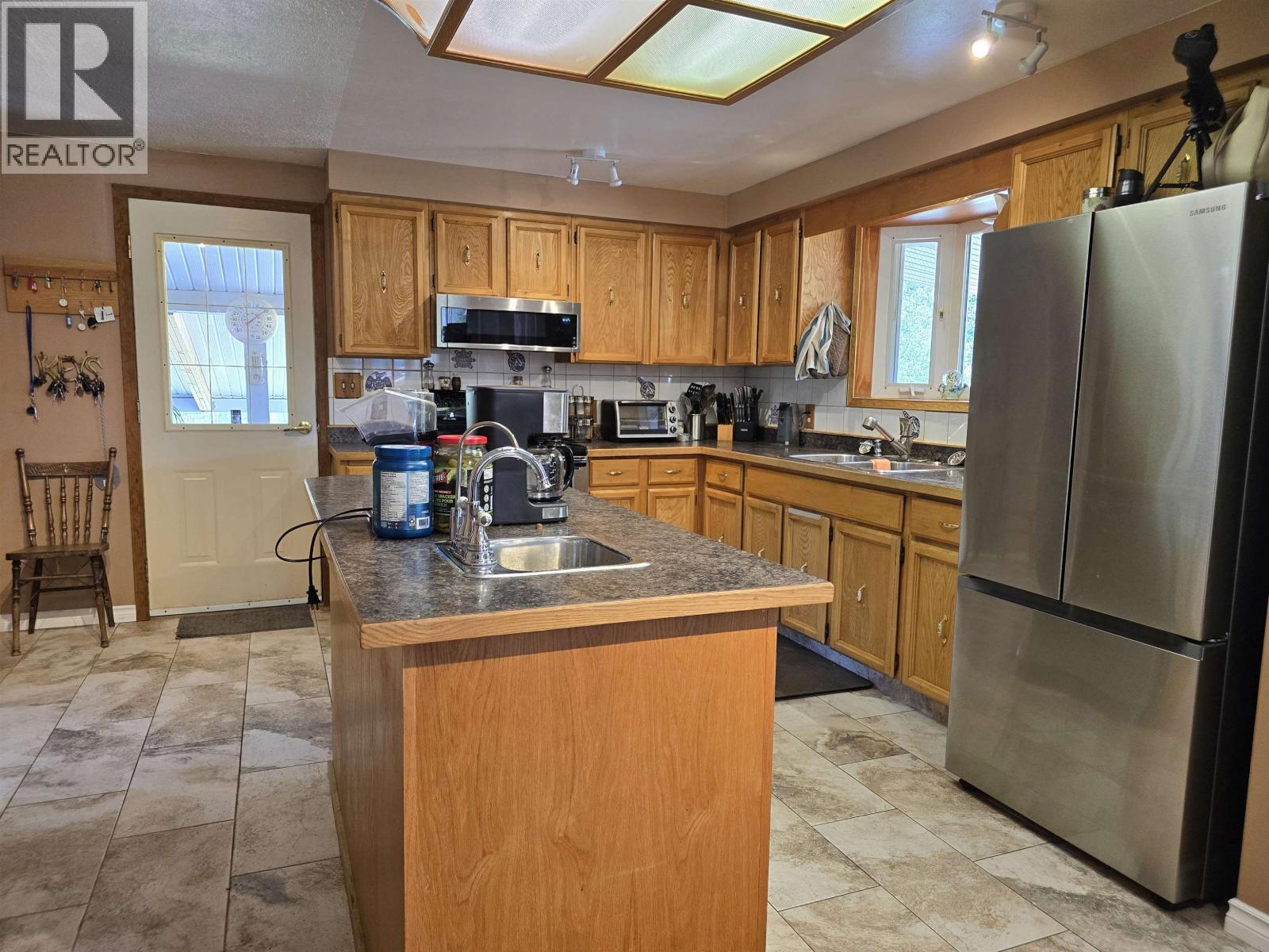 1414 Kallyn Road, Williams Lake, BC - Indoor Photo Showing Kitchen With Double Sink