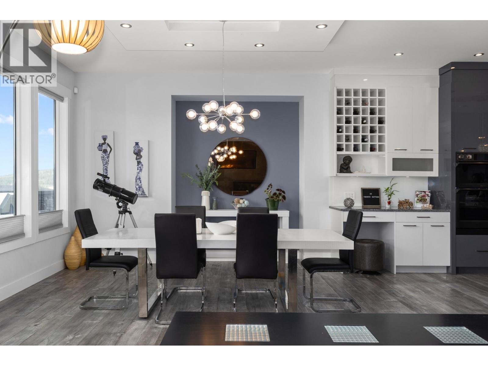 1088 Clarance Avenue, Kelowna, BC - Indoor Photo Showing Dining Room