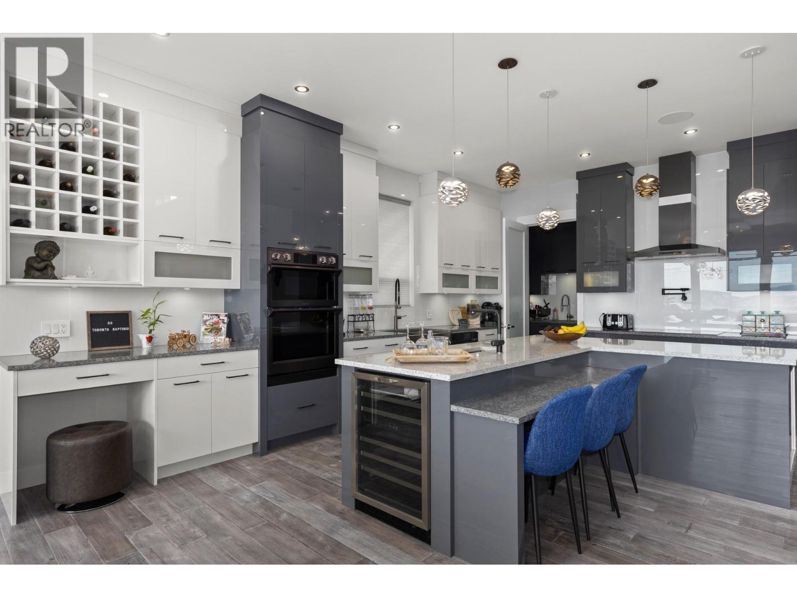 1088 Clarance Avenue, Kelowna, BC - Indoor Photo Showing Kitchen With Upgraded Kitchen