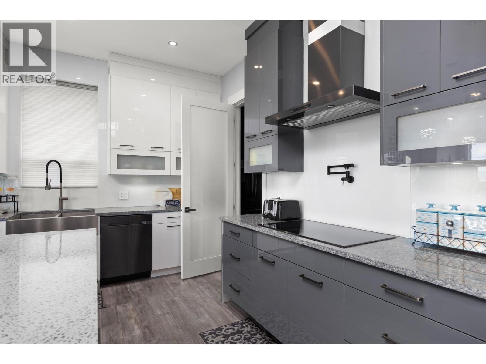 Kitchen with pot filler - 1088 Clarance Avenue, Kelowna, BC - Indoor Photo Showing Kitchen With Double Sink With Upgraded Kitchen
