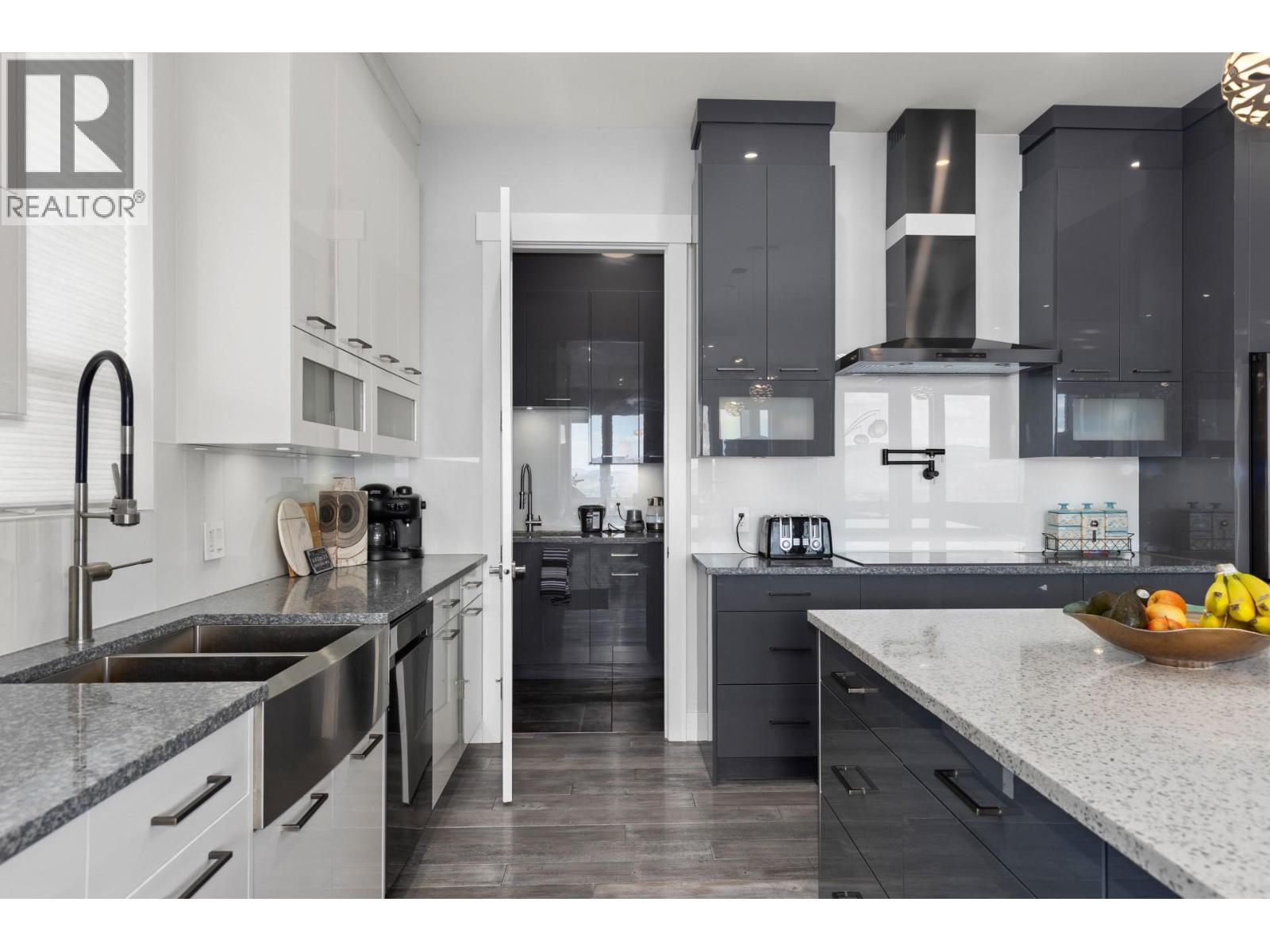 1088 Clarance Avenue, Kelowna, BC - Indoor Photo Showing Kitchen With Double Sink With Upgraded Kitchen