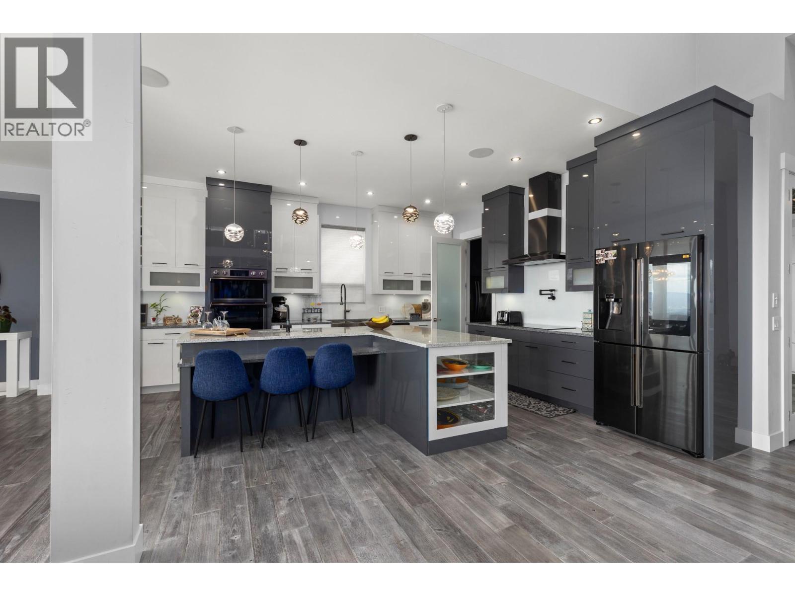 1088 Clarance Avenue, Kelowna, BC - Indoor Photo Showing Kitchen With Upgraded Kitchen