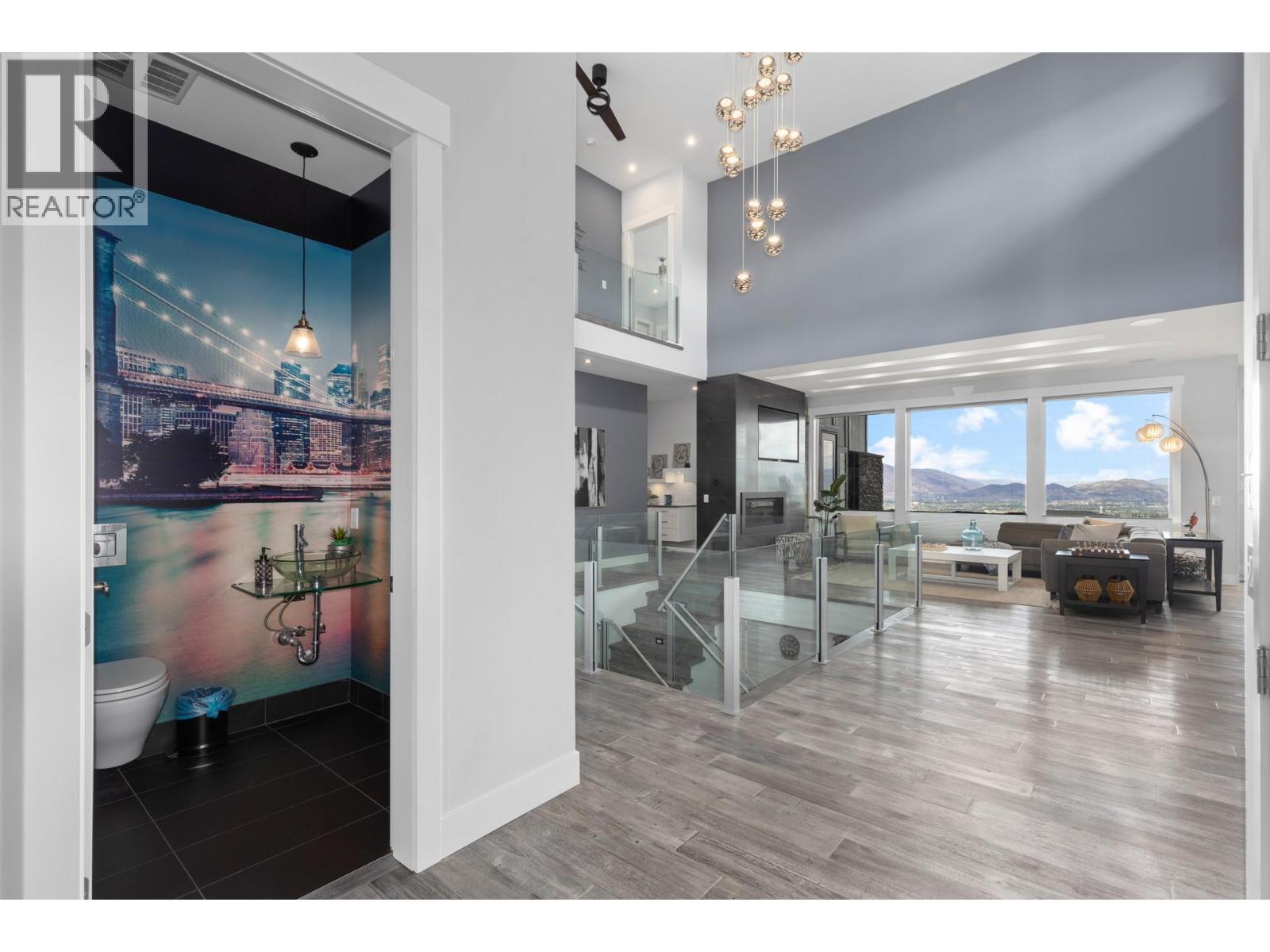 1088 Clarance Avenue, Kelowna, BC - Indoor