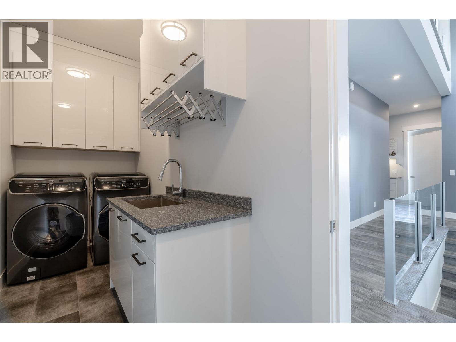 1088 Clarance Avenue, Kelowna, BC - Indoor Photo Showing Laundry Room