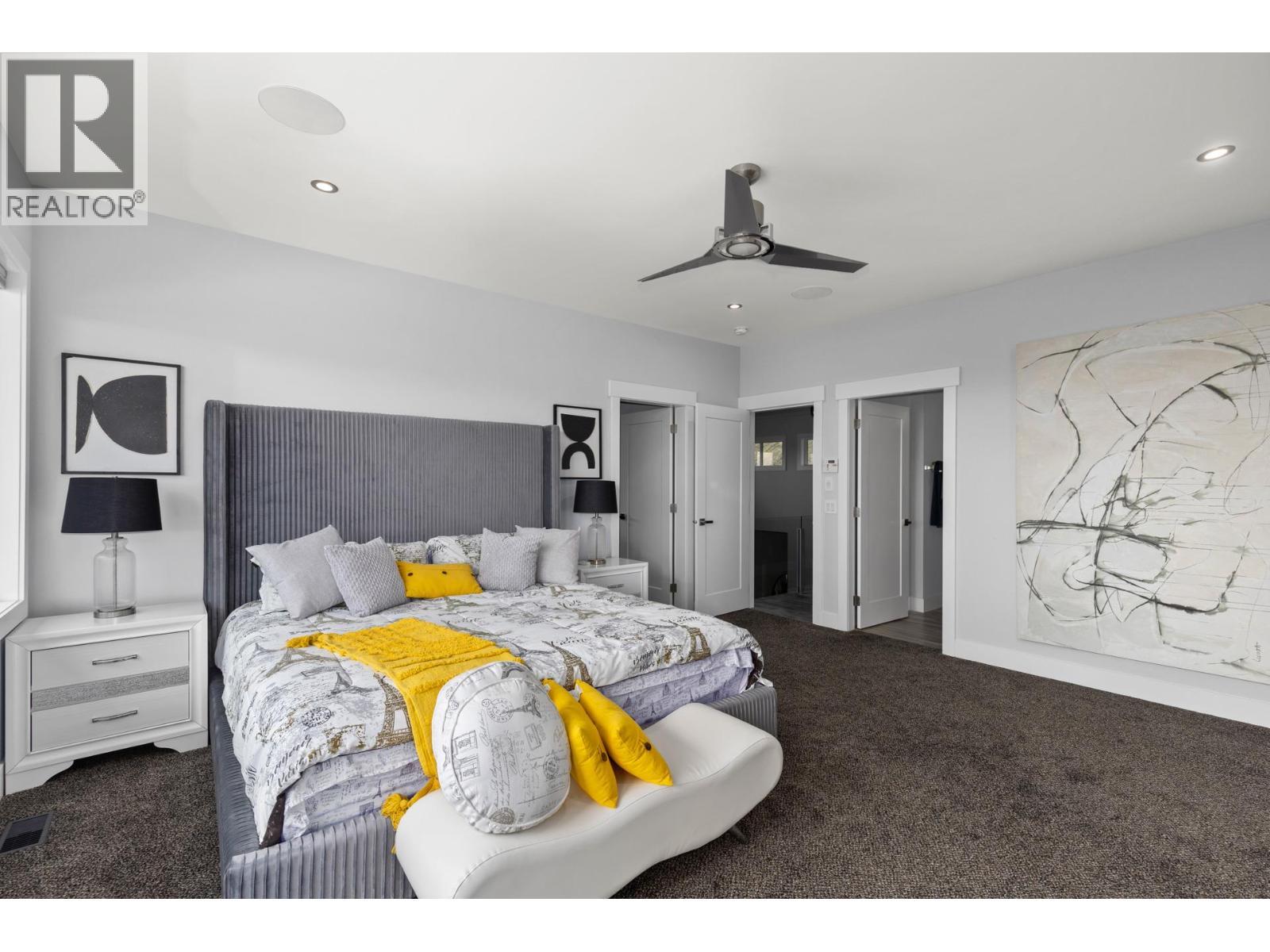 1088 Clarance Avenue, Kelowna, BC - Indoor Photo Showing Bedroom