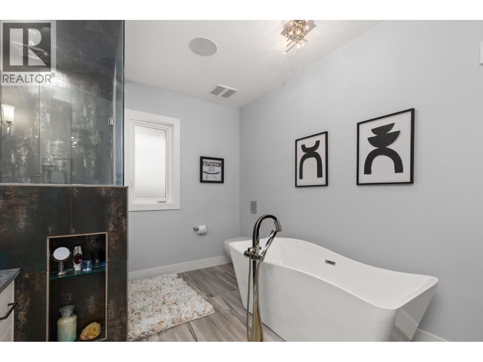 Soaker tub - 1088 Clarance Avenue, Kelowna, BC - Indoor Photo Showing Bathroom