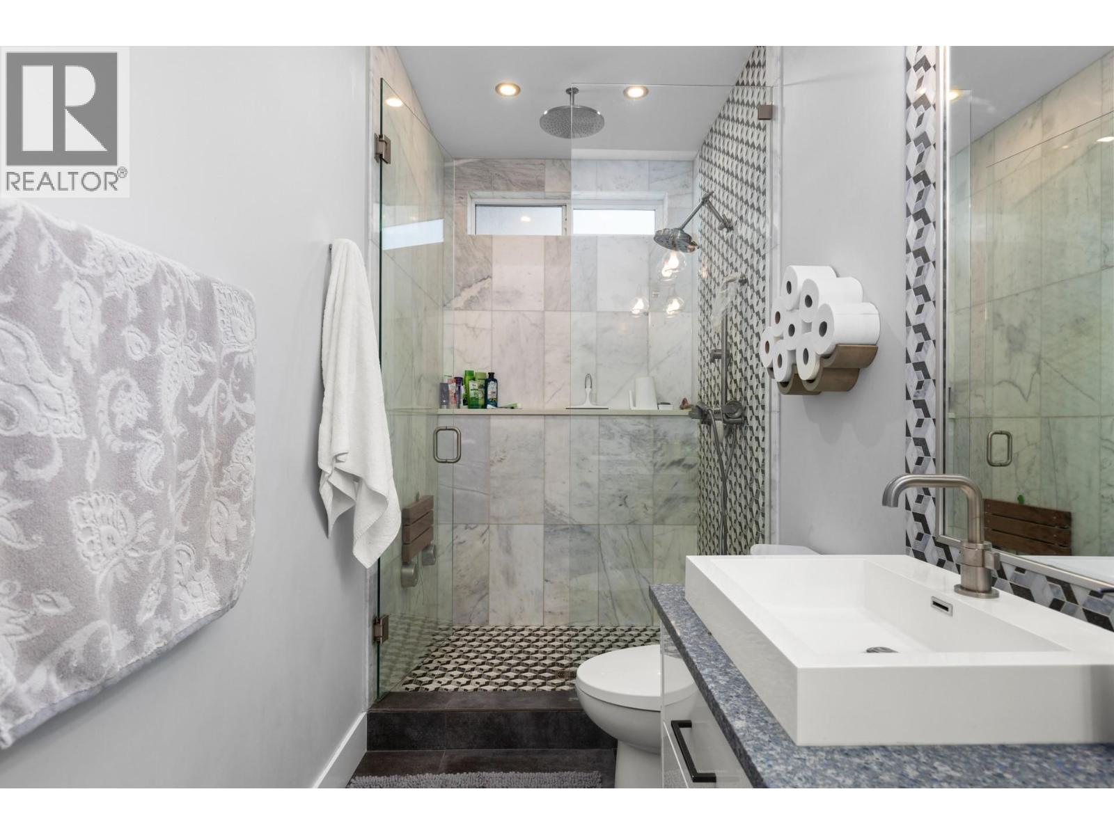 1088 Clarance Avenue, Kelowna, BC - Indoor Photo Showing Bathroom