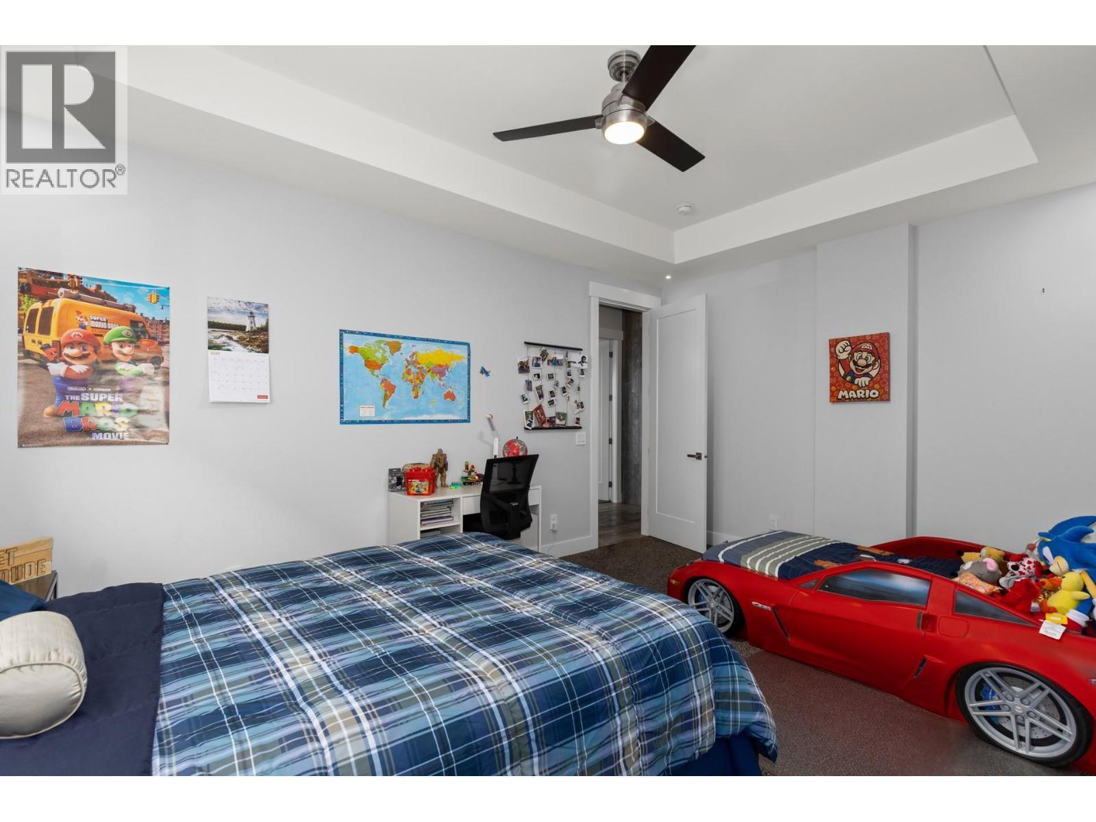 1088 Clarance Avenue, Kelowna, BC - Indoor Photo Showing Bedroom